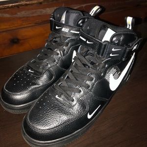 Black Air Force 1 Mids